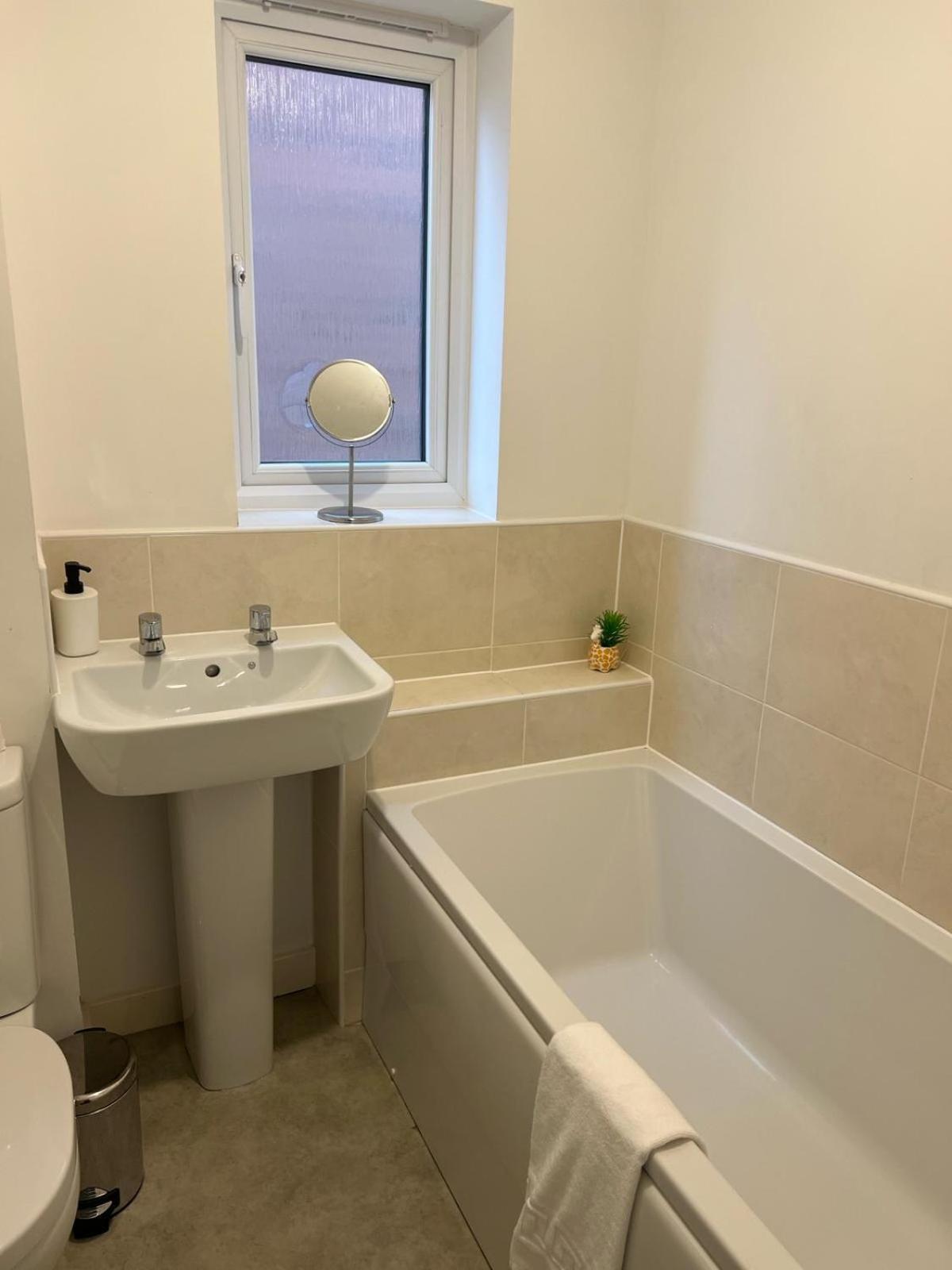 Village House St Mellons - Close To A48 And M4 كارديف المظهر الخارجي الصورة